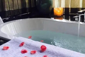 西安碑林区水疗池中的失重冥想：当身体学会漂浮